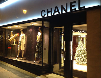 Decorado en escaparate boutique Chanel con fibra optica